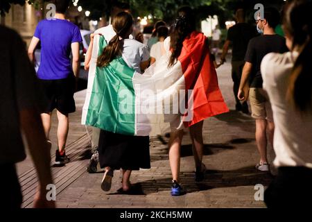 I tifosi italiani festeggiano la vittoria della nazionale italiana a EURO 2020 nelle strade della città il 12 luglio 2021 a Reggio Emilia. (Foto di Emmanuele Ciancaglini/NurPhoto) Foto Stock