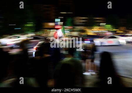 I tifosi italiani festeggiano la vittoria della nazionale italiana a EURO 2020 nelle strade della città il 12 luglio 2021 a Reggio Emilia. (Foto di Emmanuele Ciancaglini/NurPhoto) Foto Stock