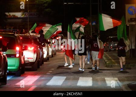 I tifosi italiani festeggiano la vittoria della nazionale italiana a EURO 2020 nelle strade della città il 12 luglio 2021 a Reggio Emilia. (Foto di Emmanuele Ciancaglini/NurPhoto) Foto Stock