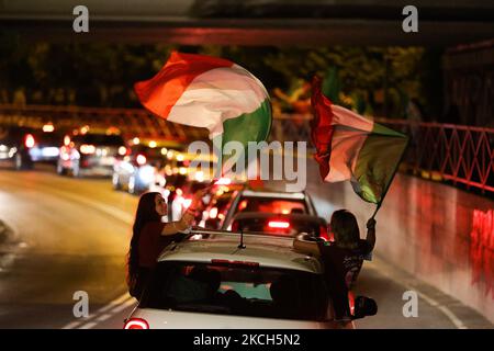 I tifosi italiani festeggiano la vittoria della nazionale italiana a EURO 2020 nelle strade della città il 12 luglio 2021 a Reggio Emilia. (Foto di Emmanuele Ciancaglini/NurPhoto) Foto Stock