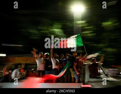 I tifosi italiani festeggiano la vittoria della nazionale italiana a EURO 2020 nelle strade della città il 12 luglio 2021 a Reggio Emilia. (Foto di Emmanuele Ciancaglini/NurPhoto) Foto Stock