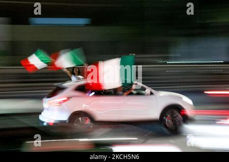 I tifosi italiani festeggiano la vittoria della nazionale italiana a EURO 2020 nelle strade della città il 12 luglio 2021 a Reggio Emilia. (Foto di Emmanuele Ciancaglini/NurPhoto) Foto Stock