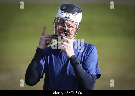 FOTO DEL FILE datata 30/04/21 del leader liberaldemocratico scozzese Willie Rennie che ha partecipato a una lezione di shinty all'aperto a Inverleith Park il 30 aprile 2021 a Edimburgo, Scozia. Willie Rennie ha annunciato che si leverà in piedi giù come capo dei liberaldemocratici scozzesi dopo aver servito nella posizione per oltre dieci anni. (Foto di Ewan Bootman/NurPhoto) Foto Stock