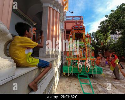 Un ragazzino fotografa il carro di Lord Jaganath , in un tempio di Kolkata , in India , il 12 luglio 2021 . (Foto di Debarchan Chatterjee/NurPhoto) Foto Stock
