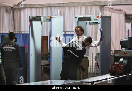 Uomo che ottiene controllato dal personale di sicurezza dell'aeroporto internazionale di Santiago in Cile, il 13 marzo 2010. (Foto di Creative Touch Imaging Ltd./NurPhoto) Foto Stock