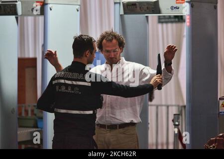 Uomo che ottiene controllato dal personale di sicurezza dell'aeroporto internazionale di Santiago in Cile, il 13 marzo 2010. (Foto di Creative Touch Imaging Ltd./NurPhoto) Foto Stock