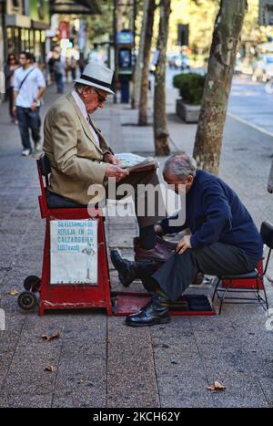 L'uomo anziano si fa brillare le scarpe nel centro di Santiago, Cile, il 08 marzo 2010. (Foto di Creative Touch Imaging Ltd./NurPhoto) Foto Stock