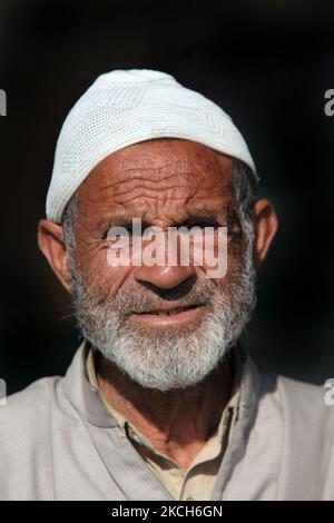 Ritratto di un uomo musulmano che indossa un kufi in Kashmir, India, il 23 2010 giugno. Durante una recente visita a Srinagar fu colpito sul suo tempio di sinistra e fu gravemente ferito quando scoppiò improvvisamente la violenza in città. (Foto di Creative Touch Imaging Ltd./NurPhoto) Foto Stock