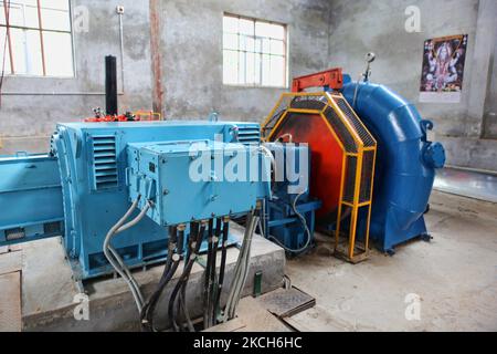 Turbine e altri macchinari utilizzati per convertire l'acqua in energia elettrica presso la stazione idroelettrica Baijnath Mini a Baijnath, Himachal Pradesh, India, il 05 luglio 2010. (Foto di Creative Touch Imaging Ltd./NurPhoto) Foto Stock