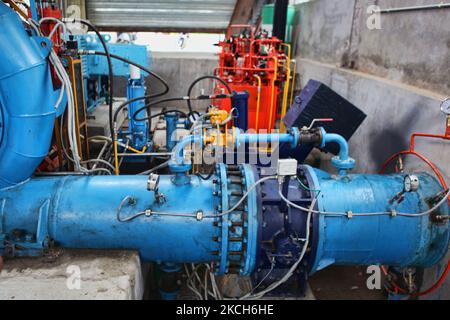 Turbine e altri macchinari utilizzati per convertire l'acqua in energia elettrica presso la stazione idroelettrica Baijnath Mini a Baijnath, Himachal Pradesh, India, il 05 luglio 2010. (Foto di Creative Touch Imaging Ltd./NurPhoto) Foto Stock