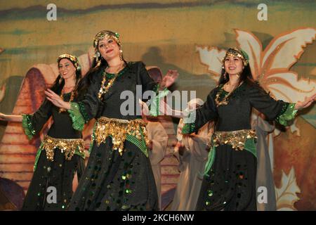 I ballerini egiziani in abbigliamento tradizionale eseguono una danza culturale intitolata 'l'Eterno del Nilo' a Mississauga, Ontario, Canada, il 03 giugno 2011. (Foto di Creative Touch Imaging Ltd./NurPhoto) Foto Stock