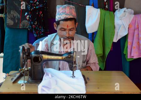 Nepalese Hindu Tailor utilizza una vecchia macchina da cucire per riparare gli indumenti a Sintam, Sikkim, India, il 07 giugno 2010. (Foto di Creative Touch Imaging Ltd./NurPhoto) Foto Stock