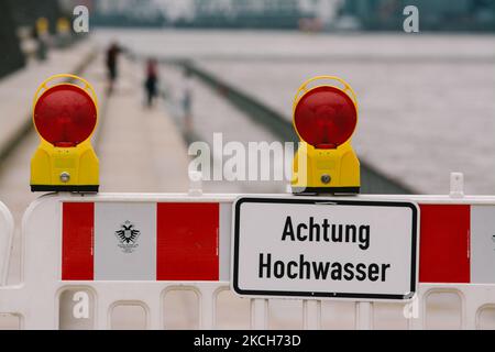 Il 13 luglio 2021 si vede un segnale di alluvione lungo la passeggiata sul reno a Colonia (Germania) in quanto le forti precipitazioni hanno causato alluvioni (Photo by Ying Tang/NurPhoto) Foto Stock