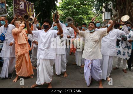 I devoti indù prendono parte alla Puja di Lord Jagannath come gesto simbolico dopo che la processione di Rath Yatra è stata annullata in mezzo alle preoccupazioni per la diffusione del coronavirus COVID-19, a Kolkata, in India, il 12 luglio 2021. Secondo la mitologia, il Ratha Yatra risale a circa 5.000 anni fa, quando il dio indù Krishna, insieme al fratello maggiore Balaram e alla sorella Sukhadra, furono tirati su un carro da Kurukshetra a Vrindavana dai devoti di Krishna. (Foto di Debajyoti Chakraborty/NurPhoto) Foto Stock