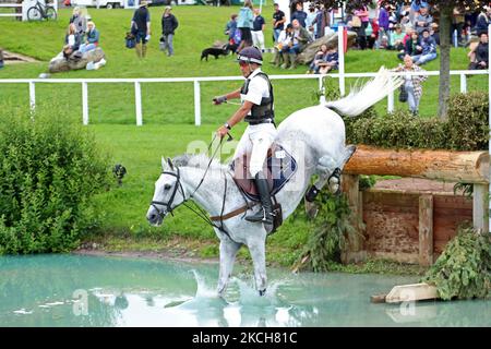 Andrew Nicholson cavalcando Swallow Springs durante l'evento 4* Cross Country al Barbury Castle International Horse Trials di Marlborough, Wiltshire, Regno Unito, domenica 11th luglio 2021. (Foto di Jon Bromley/MI News/NurPhoto) Foto Stock