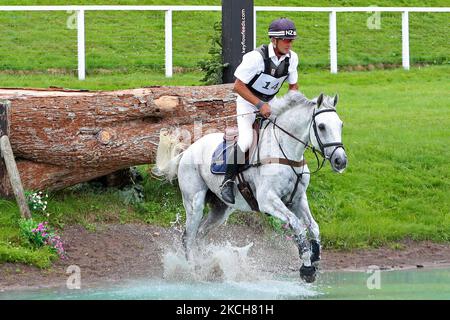 Andrew Nicholson cavalcando Swallow Springs durante l'evento 4* Cross Country al Barbury Castle International Horse Trials di Marlborough, Wiltshire, Regno Unito, domenica 11th luglio 2021. (Foto di Jon Bromley/MI News/NurPhoto) Foto Stock