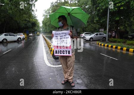 Un membro di All India Students Association (AISA) mostra placard durante una protesta che richiede la riabilitazione dei residenti del villaggio Khori, al di fuori di Haryana Bhawan a Nuova Delhi, India il 14 luglio 2021. Khori villaggio, situato sulle colline Aravalli al confine Delhi-Haryana è casa di più di 50.000 persone. La Corte Suprema ha dichiarato che l'insediamento è illegale e ne ha ordinato la demolizione. (Foto di Mayank Makhija/NurPhoto) Foto Stock