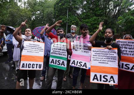 Tutti i membri dell'Associazione studentesca indiana (AISA) protestano chiedendo la riabilitazione dei residenti del villaggio Khori, fuori Haryana Bhawan a Nuova Delhi, India il 14 luglio 2021. Khori villaggio, situato sulle colline Aravalli al confine Delhi-Haryana è casa di più di 50.000 persone. La Corte Suprema ha dichiarato che l'insediamento è illegale e ne ha ordinato la demolizione. (Foto di Mayank Makhija/NurPhoto) Foto Stock