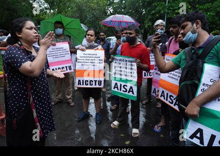 Tutti i membri dell'Associazione studentesca indiana (AISA) protestano chiedendo la riabilitazione dei residenti del villaggio Khori, fuori Haryana Bhawan a Nuova Delhi, India il 14 luglio 2021. Khori villaggio, situato sulle colline Aravalli al confine Delhi-Haryana è casa di più di 50.000 persone. La Corte Suprema ha dichiarato che l'insediamento è illegale e ne ha ordinato la demolizione. (Foto di Mayank Makhija/NurPhoto) Foto Stock