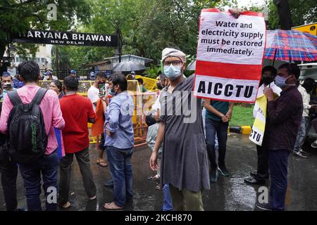 Un membro di All India Students Association (AISA) mostra placard durante una protesta che richiede la riabilitazione dei residenti del villaggio Khori, al di fuori di Haryana Bhawan a Nuova Delhi, India il 14 luglio 2021. Khori villaggio, situato sulle colline Aravalli al confine Delhi-Haryana è casa di più di 50.000 persone. La Corte Suprema ha dichiarato che l'insediamento è illegale e ne ha ordinato la demolizione. (Foto di Mayank Makhija/NurPhoto) Foto Stock