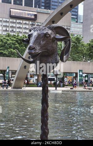 Gli archi della piscina riflettente di Piazza Nathan Phillips sorvolano una statua della testa di un ariete di fronte al Vecchio Municipio come parte dell'installazione della scultura di ai Weiwei intitolata cerchio di animali (Zodiaco cinese) a Toronto, Ontario, Canada, il 23 giugno 2013. (Foto di Creative Touch Imaging Ltd./NurPhoto) Foto Stock