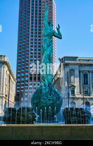 Situato nel Memorial Plaza dei veterani di Cleveland, sorge la "Fontana della vita eterna" a Cleveland, Ohio, USA, il 02 settembre 2007. La fontana è anche conosciuta come la "Fontana del Memoriale di guerra" o "Pace derivante dai fiamme della guerra" ed è costituita da una statua e una fontana che funge da monumento a Cleveland per quei cittadini che hanno servito e sono morti nella seconda guerra mondiale e nella guerra di Corea. È stato progettato dal Cleveland Institute of Art laureato Marshall Fredericks e dedicato il 30 maggio 1964. Il pezzo centrale è una figura di bronzo di 35 piedi (10,7 m) che rappresenta l'uomo che fugge dalle fiamme della guerra e dei reachi Foto Stock