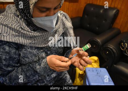 Un operatore sanitario prepara un vaccino Covishield Covid-19 a un giornalista durante una speciale campagna di vaccinazione per i giornalisti a Srinagar, in India, somministrato il Kashmir il 15 luglio 2021. (Foto di Muzamil Mattoo/NurPhoto) Foto Stock