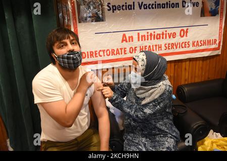 Un operatore sanitario amministra il vaccino Covishield Covid-19 ad un giornalista durante una speciale campagna di vaccinazione per i giornalisti a Srinagar, in India, somministrato il Kashmir il 15 luglio 2021. (Foto di Muzamil Mattoo/NurPhoto) Foto Stock