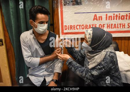 Un operatore sanitario amministra il vaccino Covishield Covid-19 ad un giornalista durante una speciale campagna di vaccinazione per i giornalisti a Srinagar, in India, somministrato il Kashmir il 15 luglio 2021. (Foto di Muzamil Mattoo/NurPhoto) Foto Stock