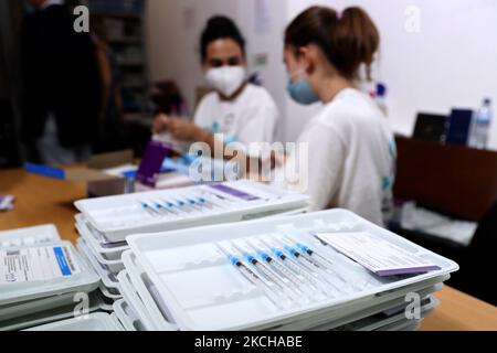 Le vaschette contengono siringhe con vaccino Covid-19 sono state osservate presso il complesso sportivo Alcabideche di Cascais, Portogallo, il 16 luglio 2021. Il Portogallo sta accelerando la vaccinazione contro il Covid-19 a causa della rapida diffusione della variante Delta, considerata più trasmissibile e prevalente nel paese. (Foto di Pedro FiÃºza/NurPhoto) Foto Stock