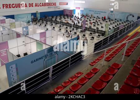 Vista generale del centro di vaccinazione Covid-19 presso il complesso sportivo Alcabideche di Cascais, Portogallo, il 16 luglio 2021. Il Portogallo sta accelerando la vaccinazione contro il Covid-19 a causa della rapida diffusione della variante Delta, considerata più trasmissibile e prevalente nel paese. (Foto di Pedro FiÃºza/NurPhoto) Foto Stock