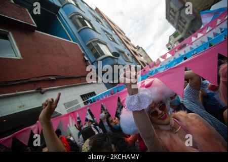 I membri della comunità trans celebrano e gioiscono alla musica mentre i houndred delle femmine e dei maschi transgender protestano contro i crimini contro il communityon transgender 15 luglio 2021, a Bogotà, Colombia. (Foto di Sebastian Barros/NurPhoto) Foto Stock