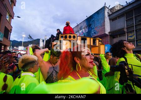 I membri del movimento attivista transgender 'Topolosungo' danzano come houndred di donne e maschi transgender protestano contro i crimini contro il communityon transgender 15 luglio 2021, a Bogotà, Colombia. (Foto di Sebastian Barros/NurPhoto) Foto Stock