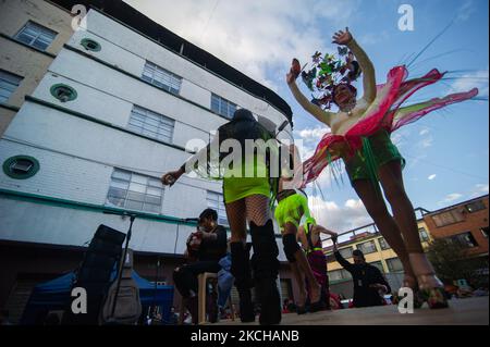 Gli artisti del drag prendono il controllo del palcoscenico mentre i houndred delle femmine e dei maschi del transgender protestano contro i crimini contro il communityon del transgender 15 luglio 2021, a Bogotà, Colombia. (Foto di Sebastian Barros/NurPhoto) Foto Stock