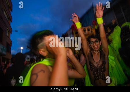 I membri del movimento attivista transgender 'Topolosungo' danzano come houndred di donne e maschi transgender protestano contro i crimini contro il communityon transgender 15 luglio 2021, a Bogotà, Colombia. (Foto di Sebastian Barros/NurPhoto) Foto Stock