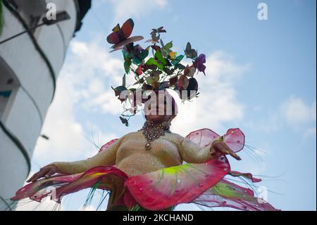 Gli artisti del drag prendono il controllo del palcoscenico mentre i houndred delle femmine e dei maschi del transgender protestano contro i crimini contro il communityon del transgender 15 luglio 2021, a Bogotà, Colombia. (Foto di Sebastian Barros/NurPhoto) Foto Stock