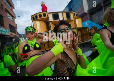 I membri del movimento attivista transgender 'Topolosungo' danzano come houndred di donne e maschi transgender protestano contro i crimini contro il communityon transgender 15 luglio 2021, a Bogotà, Colombia. (Foto di Sebastian Barros/NurPhoto) Foto Stock