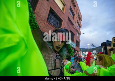 I membri del movimento attivista transgender 'Topolosungo' danzano come houndred di donne e maschi transgender protestano contro i crimini contro il communityon transgender 15 luglio 2021, a Bogotà, Colombia. (Foto di Sebastian Barros/NurPhoto) Foto Stock