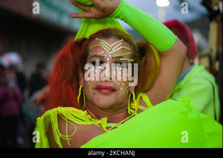 I membri del movimento attivista transgender 'Topolosungo' danzano come houndred di donne e maschi transgender protestano contro i crimini contro il communityon transgender 15 luglio 2021, a Bogotà, Colombia. (Foto di Sebastian Barros/NurPhoto) Foto Stock