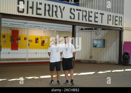 Jason Peters e Carlos Aponte posano sotto il cartello del molo di Cherry Street prima della loro marcia di sessantadue miglia da Filadelfia ad Atlantic City per richiamare l'attenzione sui problemi degli studenti a Filadelfia, PA, il 16 luglio 2021. (Foto di Cory Clark/NurPhoto) Foto Stock