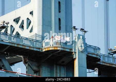 Jason Peters e Carlos Aponte sono in possesso di segni a sostegno degli studenti di Philly da un punto di osservazione sul ponte Race Street sul fiume Delaware sulla prima tappa della loro marcia di sessantadue miglia da Filadelfia ad Atlantic City per aumentare la consapevolezza degli studenti che non hanno un voto sul Philadelphia School Board Numeri a Philadelphia, PA, il 16 luglio 2021. (Foto di Cory Clark/NurPhoto) Foto Stock