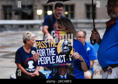 I manifestanti si sono radunati sotto la pioggia per chiedere il passaggio del for the People Act e del John Lewis voting Rights Act del primo anniversario della morte dell'icona dei diritti civili e del Congresso John Lewis, a Philadelphia, PA, il 17 luglio 2021. (Foto di Cory Clark/NurPhoto) Foto Stock