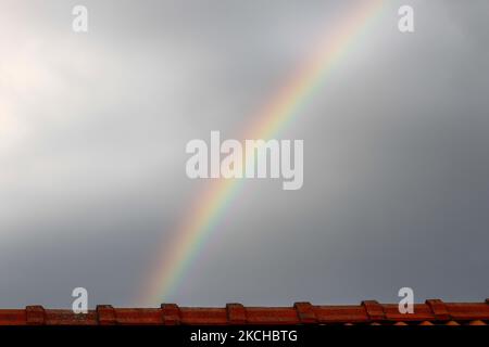 Un arcobaleno appare nel cielo sopra Sangju, il 17 luglio 2021 a Sangju, Corea del Sud. (Foto di Seung-il Ryu/NurPhoto) Foto Stock