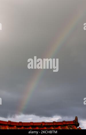 Un arcobaleno appare nel cielo sopra Sangju, il 17 luglio 2021 a Sangju, Corea del Sud. (Foto di Seung-il Ryu/NurPhoto) Foto Stock