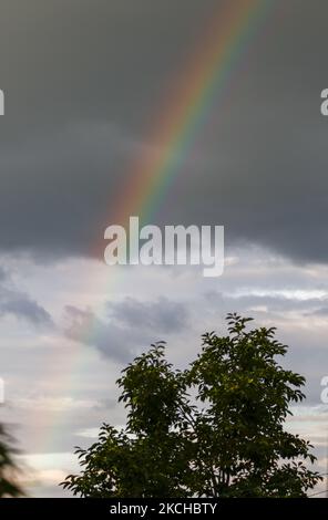 Un arcobaleno appare nel cielo sopra Sangju, il 17 luglio 2021 a Sangju, Corea del Sud. (Foto di Seung-il Ryu/NurPhoto) Foto Stock