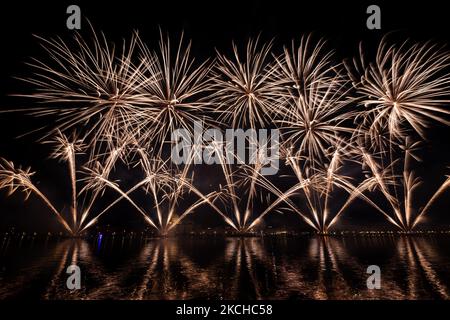 I fuochi d'artificio esplodono sul Bacino di San Marco per le celebrazioni del Redentore durante la notte dal 17 al 18 luglio 2021 a Venezia. Il Redentore, in ricordo della fine della peste del 1577, è una delle celebrazioni più amate di Venezia (Foto di Marco Serena/NurPhoto) Foto Stock