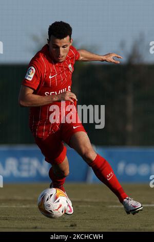 Oussama Idrissi di Siviglia in azione durante la partita amichevole pre-stagione tra Sevilla CF e Coventry City alla Pinatar Arena il 17 luglio 2021 a Murcia, Spagna. (Foto di Jose Breton/Pics Action/NurPhoto) Foto Stock