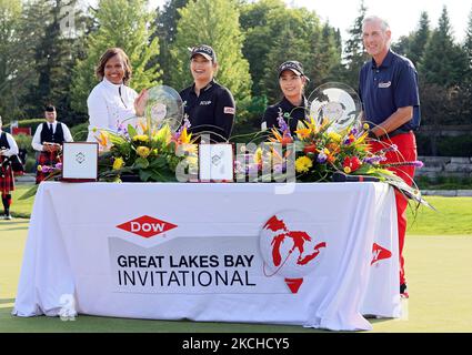 Carter (estrema sinistra) e Jim Fitterling (estrema destra) presentano i trofei dei vincitori ai compagni e alle sorelle Ariya Jutanugarn (seconda da sinistra) e Moriya Jutanugarn (seconda da destra) Durante la cerimonia di premiazione alla conclusione del Dow Great Lakes Bay Invitational al Midland Country Club di Midland, Michigan, sabato 17 luglio 2021. (Foto di Amy Lemus/NurPhoto) Foto Stock