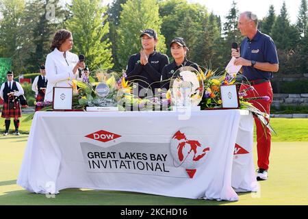 Carter (estrema sinistra) e Jim Fitterling (estrema destra), Chief Human Resources Officer e Chief Inclusion Officer di Dow, intervengono durante la cerimonia di premiazione in onore dei compagni di squadra e delle sorelle Ariya Jutanugarn (seconda da sinistra) e Moriya Jutanugarn (seconda da destra) Alla conclusione del Dow Great Lakes Bay Invitational al Midland Country Club di Midland, Michigan, sabato 17 luglio 2021. (Foto di Amy Lemus/NurPhoto) Foto Stock