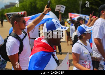 I dimostranti si riuniscono davanti alla Casa Bianca in solidarietà con il popolo cubano in mezzo ai disordini a Washington DC, USA, 17 luglio 2021 (Foto di Anik Rahman/NurPhoto) Foto Stock